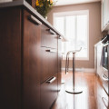 Keuken opknappen zonder nieuwe keuken: frontjes, werkblad en grepen vervangen