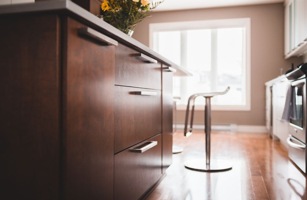 Keuken opknappen zonder nieuwe keuken: frontjes, werkblad en grepen vervangen